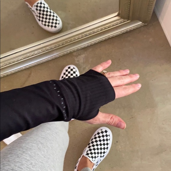 LULULEMON long sleeve top 🖤 like new - Picture 3 of 5